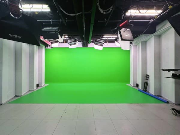 藍山攝影棚 忠孝敦化1分鐘 設備全含 30坪 高3.2米 cover