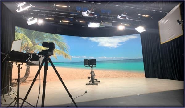 媲美電視台-挑高5.5米多元科技規格設備(A、B區攝影棚出租)