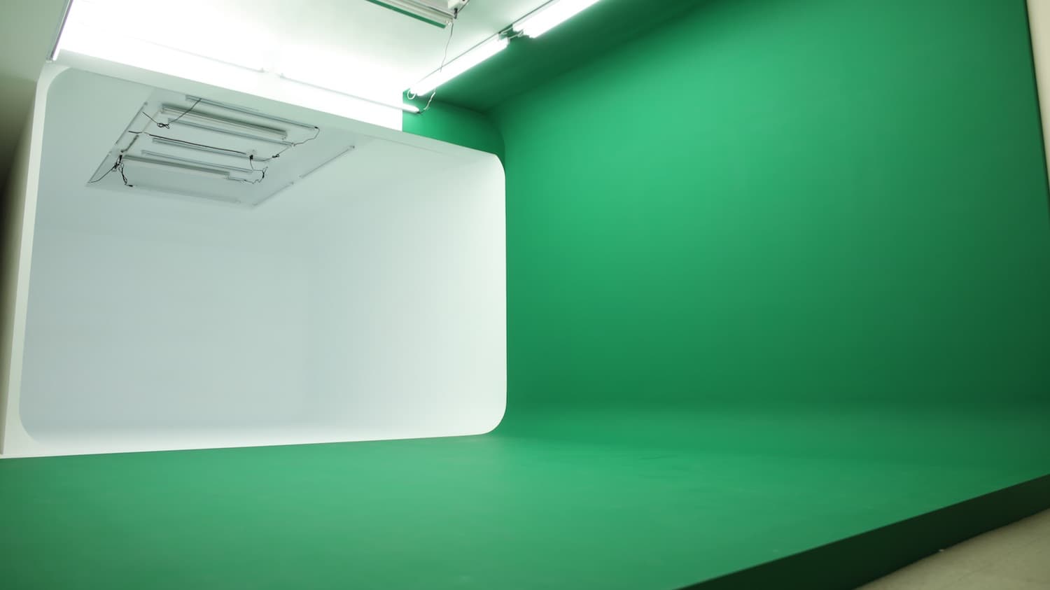 橙穎傳播/ 白色無縫牆、虛擬綠棚