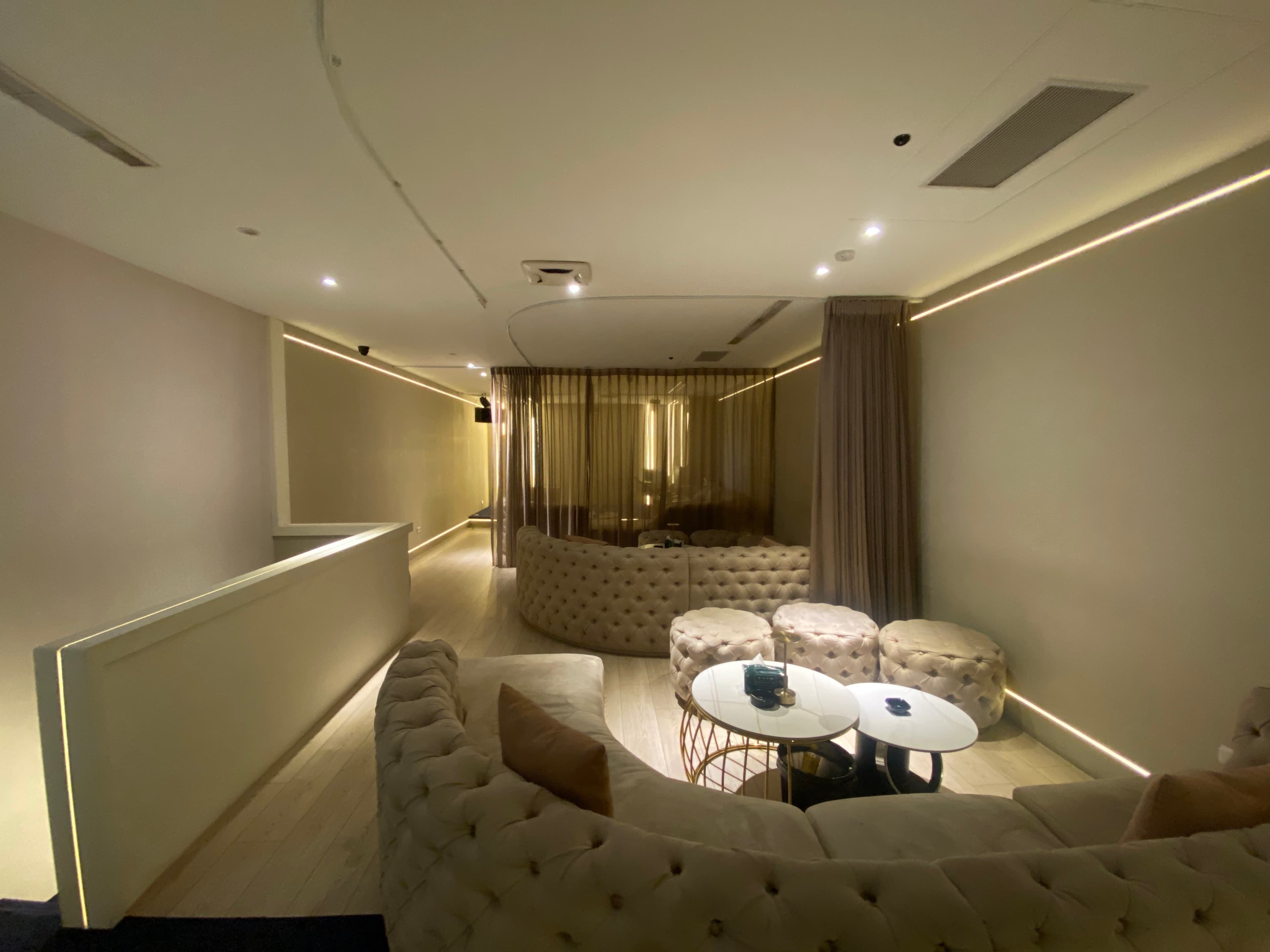 『OUTSPACE』智能獨享空間｜中山區招待所｜廣告戲劇拍攝可唱歌