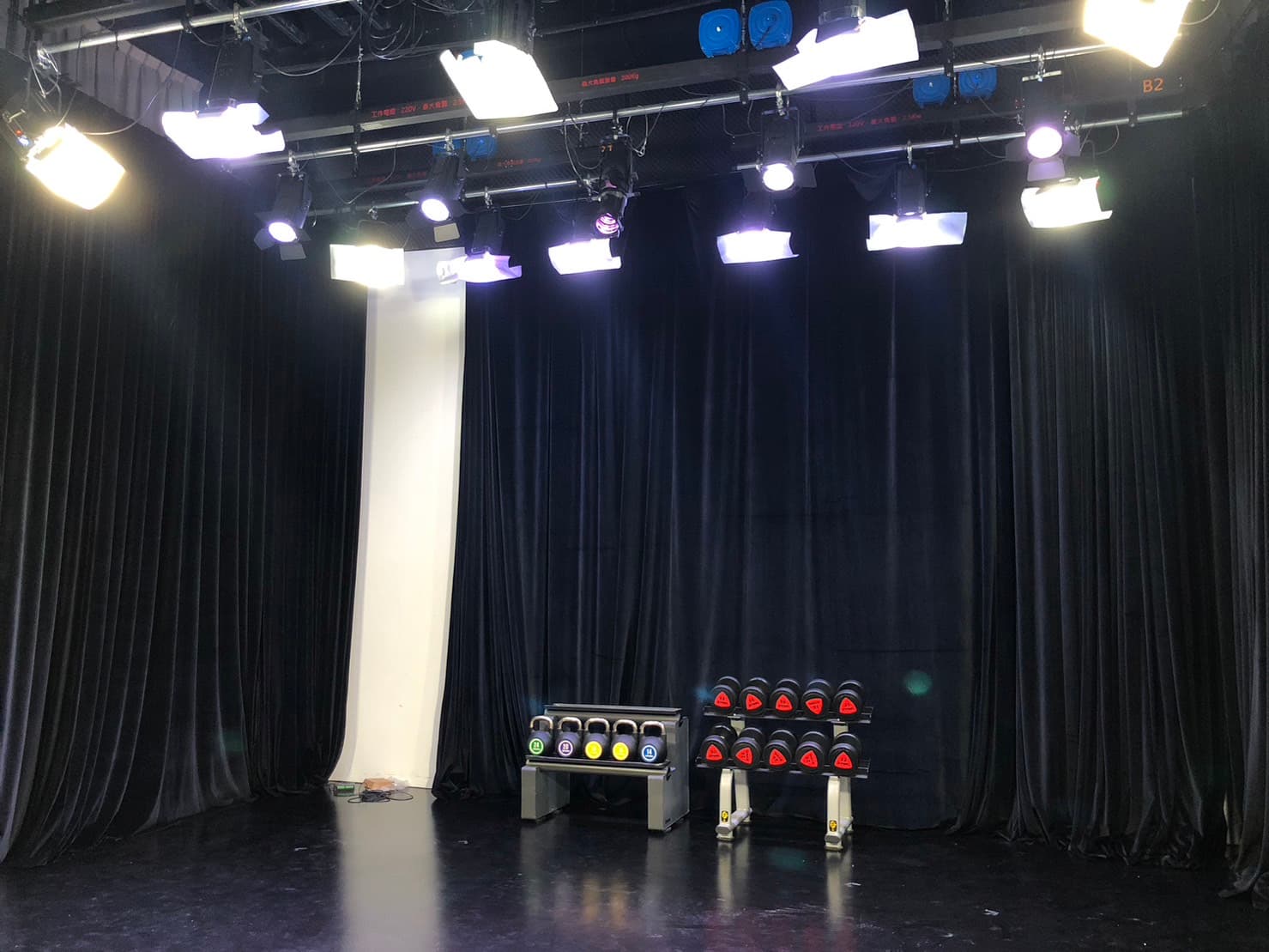媲美電視台-挑高5.5米多元科技規格設備(A、B區攝影棚出租) 4