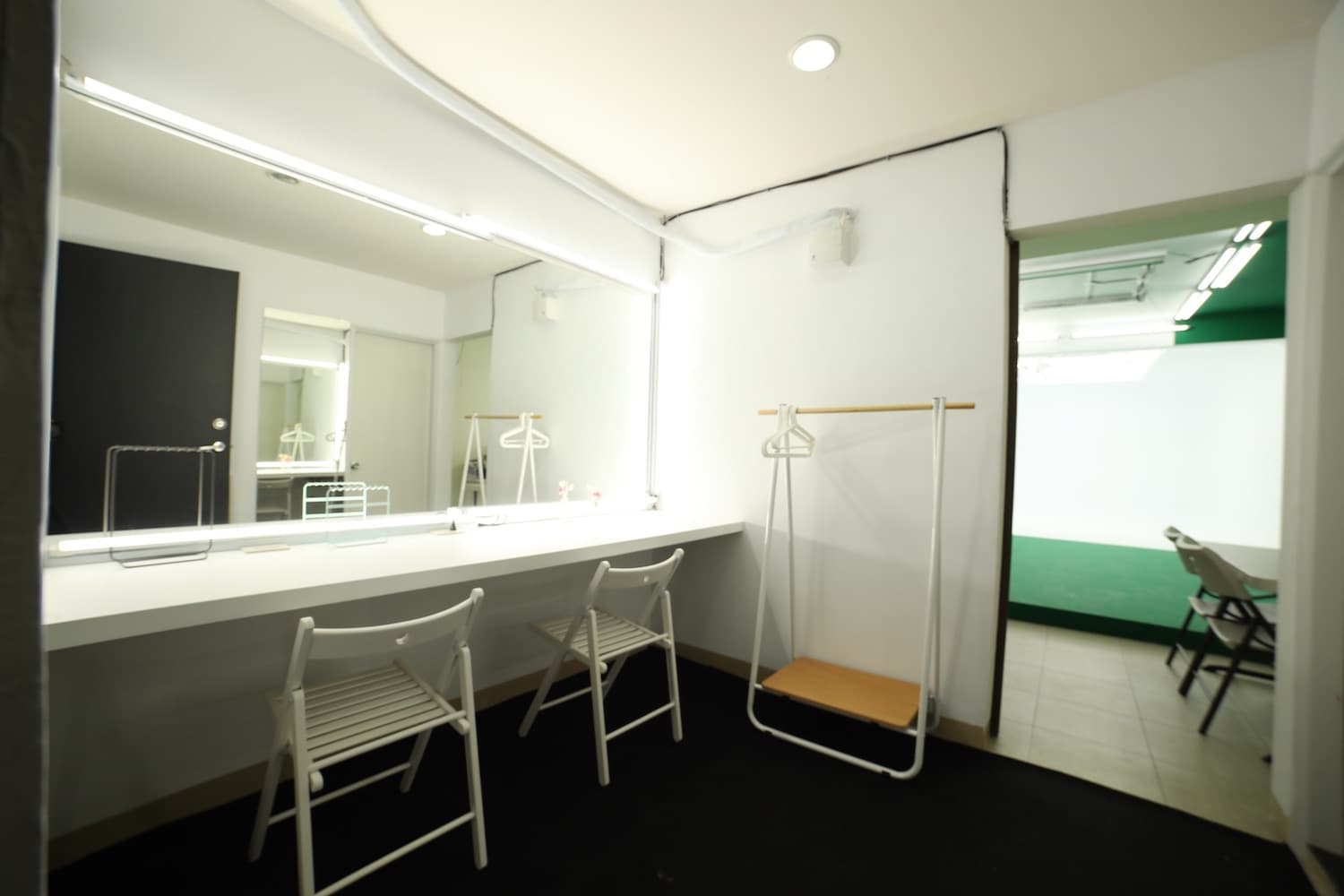 橙穎傳播/ 白色無縫牆、虛擬綠棚 cover