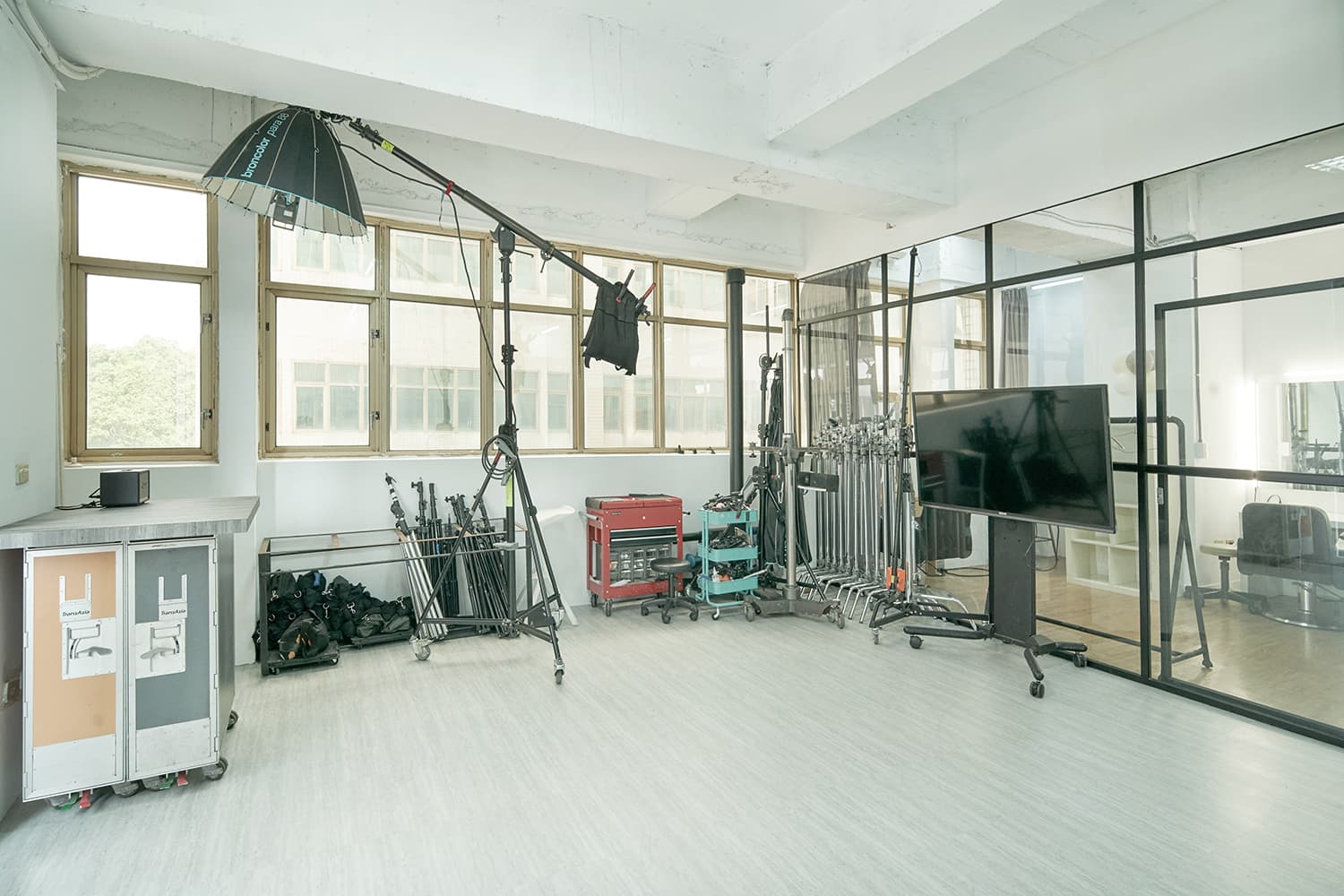 AK STUDIO攝影棚/附停車位,貨梯直上,63坪攝影棚＊＊＊(開幕促銷～租棚送專業職人咖啡）＊＊ 3