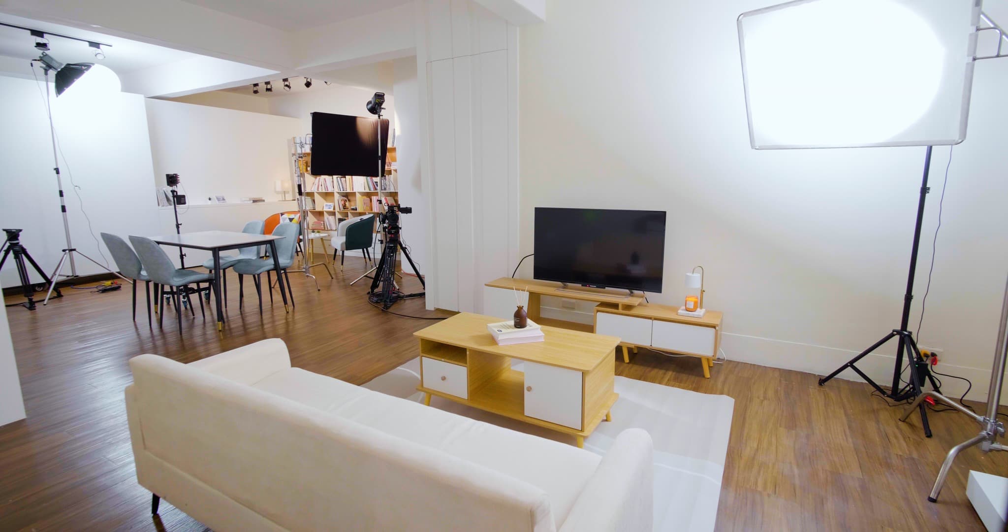 棚場攝影棚 - 家景攝影棚/白背無縫牆/活動空間租借 cover