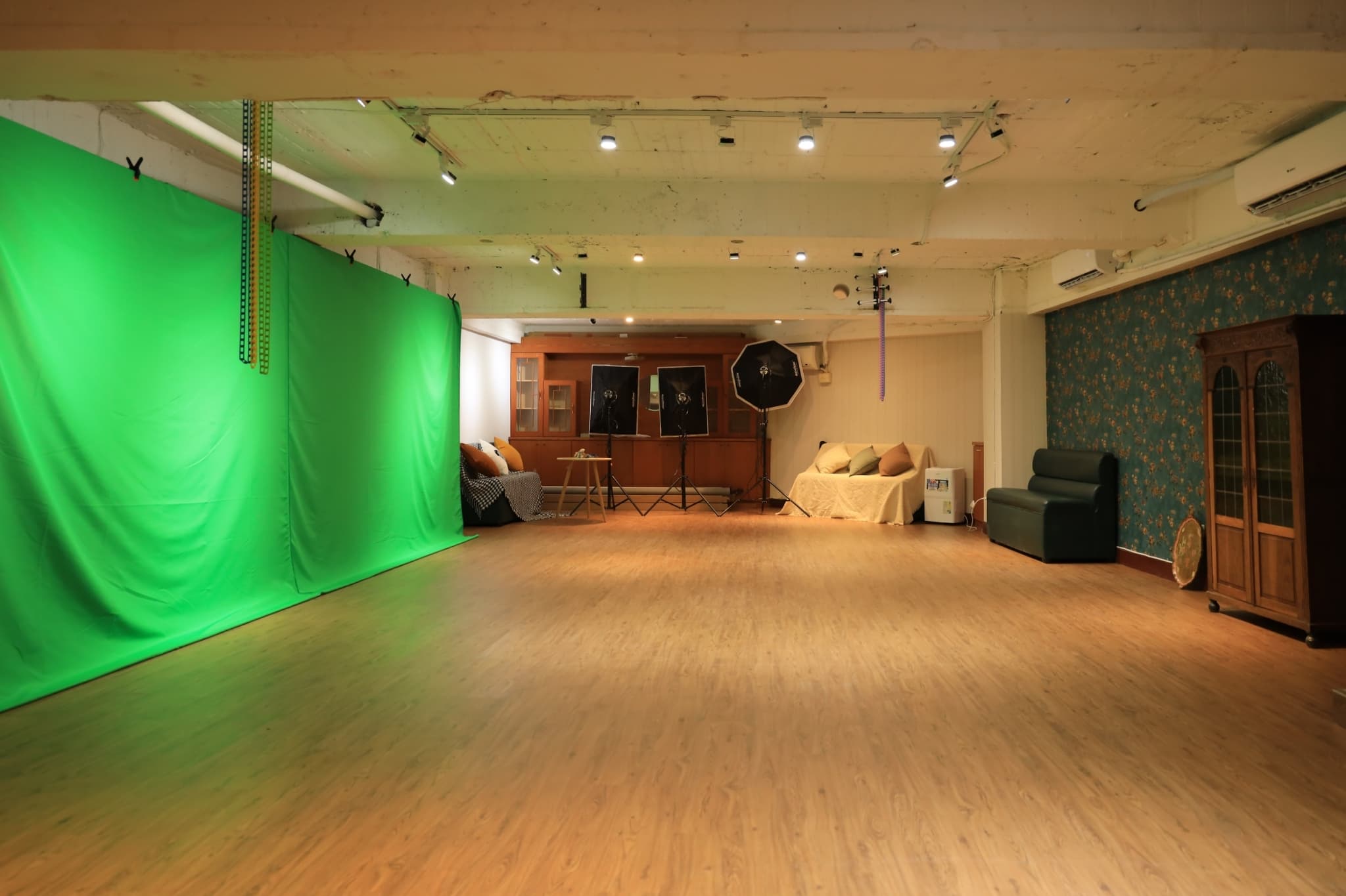 中山 30坪 700/hr 設備全包 多人不加價 一小時也租 捷運出口2分鐘 cover