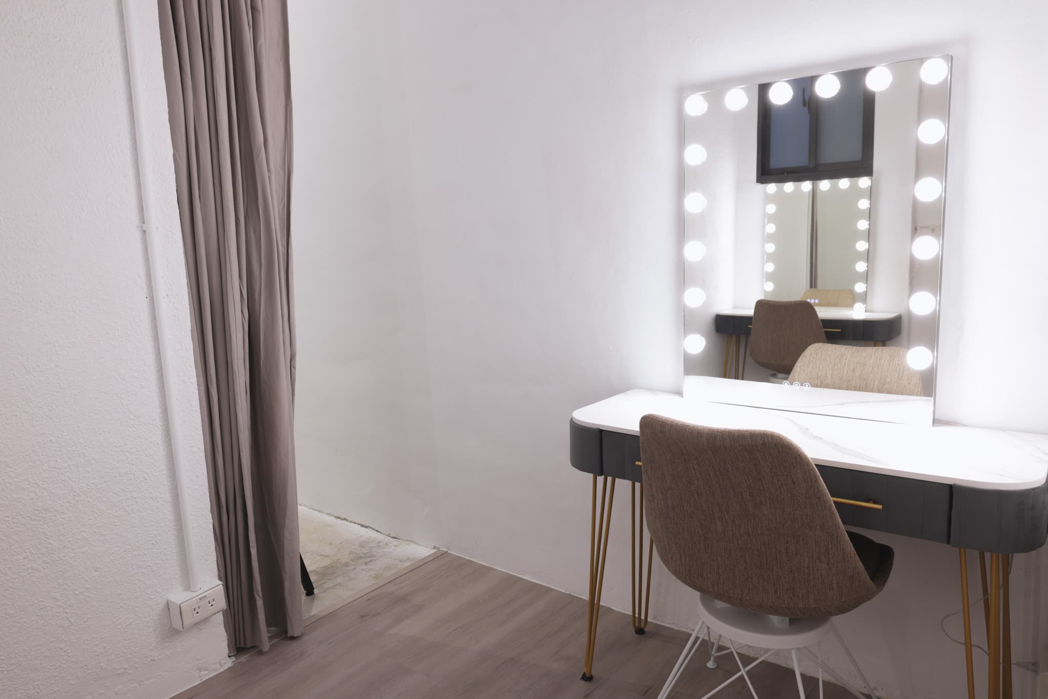 Moment Prism studio-拾光工廠 cover